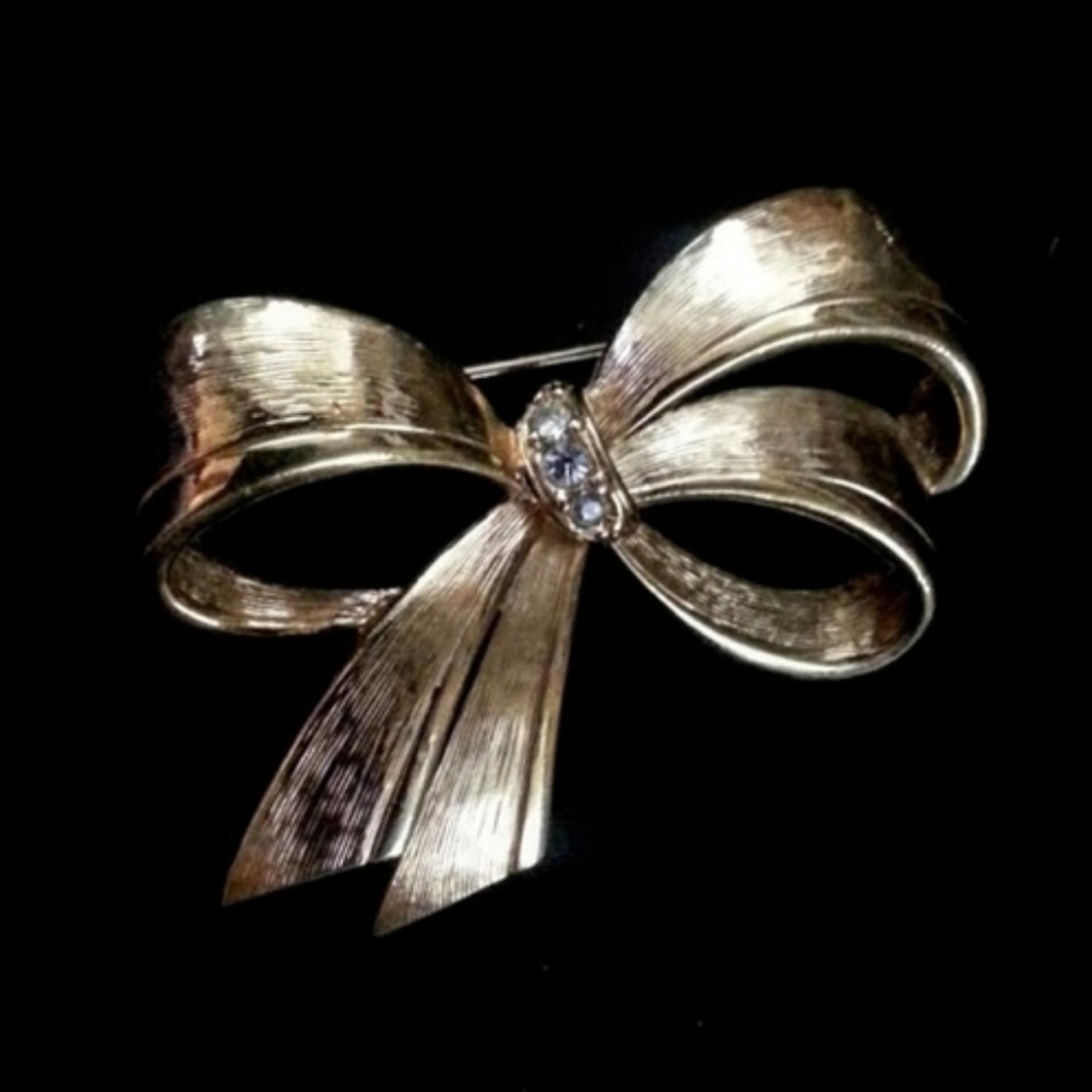 Vintage Avon Bow gold tone Brooch rhinestones